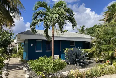 Image de Bungalow indépendant de luxe à distance de marche de la plage de Mambo!
