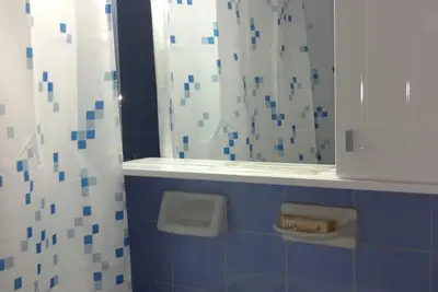 Image de Appartement avec salle de bain privée et cuisine.