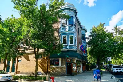 Image de Apt Vivant, Lumineux Et Amusant. PRÈS De Wrigley Au-Dessus D'Un Bar!