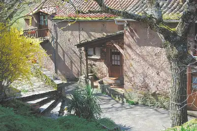 Image de La Maison au Potager se situe dans un petit hameau dans la vallée du Rance