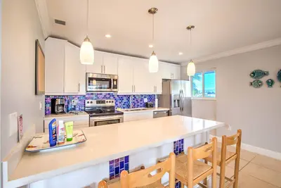 Image de L'endroit rêvé des plaisanciers! Marchez jusqu'à la plage de Coco Plum! Dockage en eau profonde! Mis à jour!