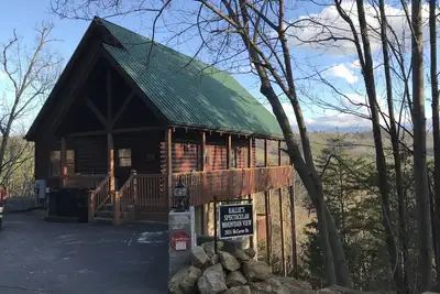 Image de Belle cabine et excellent emplacement près des commerces, bain à remous, vue spectaculaire!