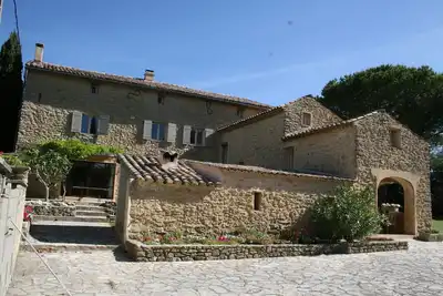 Image de En Provence, mas multicentenaire, au cœur du parc régional du Mont Ventoux.