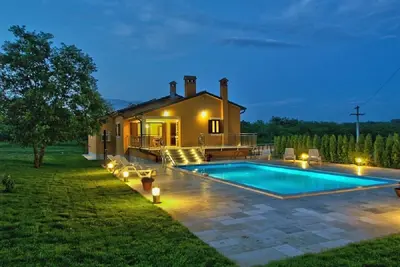 Image de Nouveau! ! Appartement spacieux et luxueux avec piscine privée de 50m2!