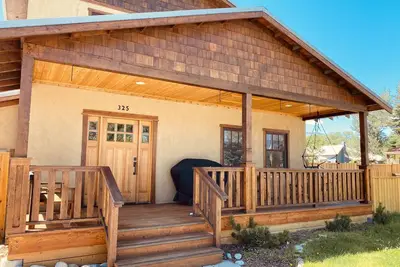 Image de Belle maison de style artisan à 6 pâtés de maisons du centre-ville.