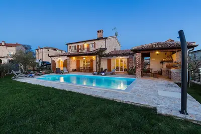 Image de Fantastique villa en pierre avec une grande piscine à 12 km de Porec