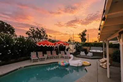 Image de Backyard Oasis, Pool, Spa, Game Room, Bbq