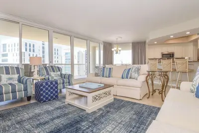 Image de Condo chic en bord de mer avec balcon privé et avantages du complexe!