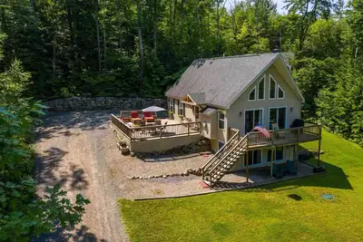 Image de Gorgeous Retreat w/ 3 Spacious BRs & Decks, set on beautiful private acre!