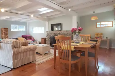 Image de Maison de retraite privée nichée entre les montagnes et l'océan dans l'ouest de Malibu!