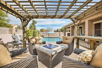 Image de Nouveau! Immaculée Goodyear Getaway w / Outdoor Oasis!