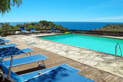 Image de Appartement dans une maison de vacances avec climatisation, piscine, patio, vue panoramique, parking