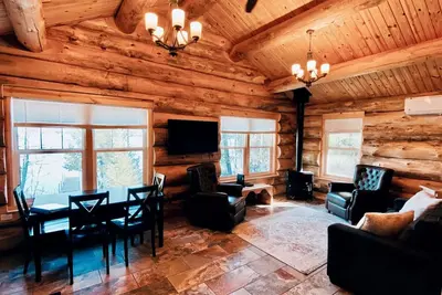 Image de Nouveau pour juin 2020! Cabine de lac en bois artisanal