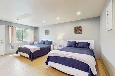 Image de Studio de motel acceptant les chiens situé près de la plage et du centre-ville!