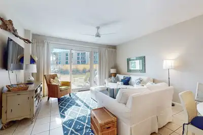 Image de Condo spacieux en bord de mer avec 2 chaises de plage incluses - à quelques pas des restaurants