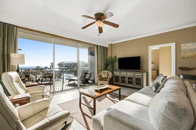 Image de Beau condo High Pointe avec un mobilier moderne et un intérieur lumineux à proximité de la plage!