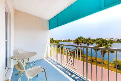 Image de Condo sophistiqué avec vue sur le lac, location de vélos disponible et piscines partagées!