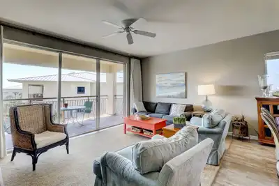 Image de Condo spacieux à proximité des commerces et des restaurants sur la plage - snowbirds Ok!