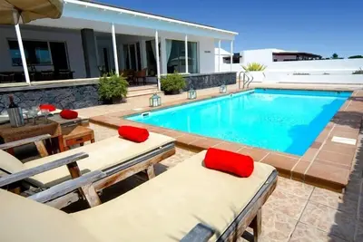 Image de Attractive Lanzarote Villa | Short Walk to Resort Centre | Villa Puerto Calero Marina Dos | 4 Bedrooms & Private Pool