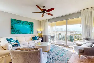 Image de Logement sur la plage avec vue magnifique, balcon spacieux et piscine partagée - Snowbirds Ok