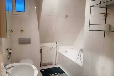 Image de Dans la maison roseraie, centre Bt. 8 min. , Wifi - parking gratuit, balcon, bus.