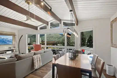 Image de Chaleureuse et accueillante retraite de ski-in / out Aspen Mountain avec un beau décor, un parking gratuit, un nouveau remodelage