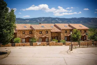 Image de Cottage avec plafonds et poutres en bois Chambre dortoir et cheminée française dans le salon
