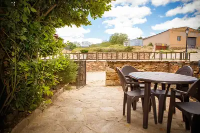 Image de Dans la maison Maillo, vous pouvez profiter d'une terrasse avec barbecue et d'un patio avant