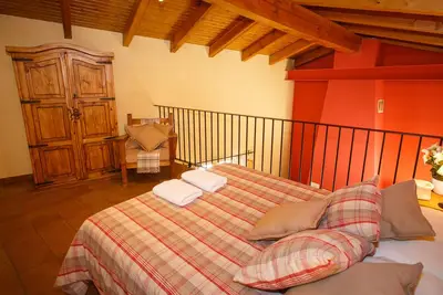 Image de La Fragua est une belle petite maison avec un toit à pignon construit en pierre et en bois