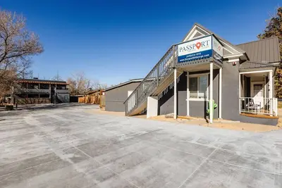 Image de Maison de vacances vintage près du parc national de Zion avec bain à remous privé!