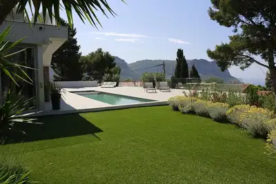 Image de Luxueuse villa d'architecte vue panoramique mer et cap canaille *****