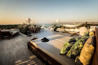 Image de Hill House, jardin sur le toit, piscine privée, près de la plage