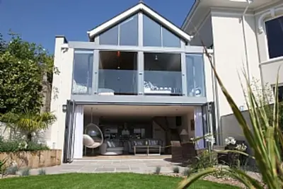 Image de La Glasshouse pour 4 personnes (2 chambres), moderne et contemporaine.