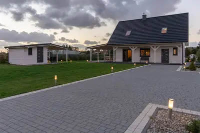 Image de Maison moderne Cornello avec jardin à côté du lagon