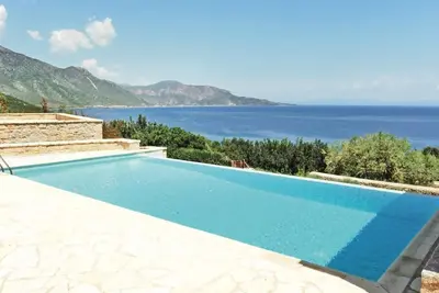 Image de Villa De Luxe À Poulithra