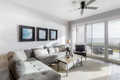 Image de Élégant logement sur la plage avec belle vue, piscine partagée et emplacement central