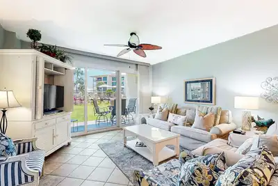 Image de Magnifique maison avec court de tennis partagé, piscine et bain à remous - à quelques pas de la plage!