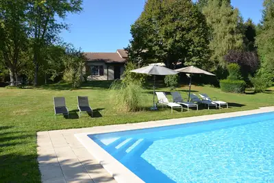 Image de Villa confortable avec grande piscine 12x6m et jardin de 5000 m².