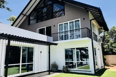 Image de Villa by the Edge (Villa pieds dans l'eau)