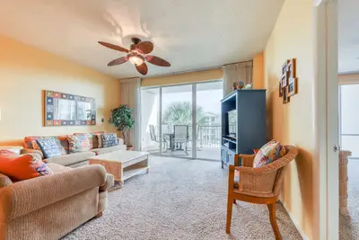 Image de Oasis aérée sur le golfe avec rivière paresseuse, courts de tennis et accès à la plage!