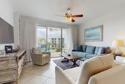 Image de Belle villa au 3ème étage avec bain à remous commun, tennis + balcon privé avec vue!