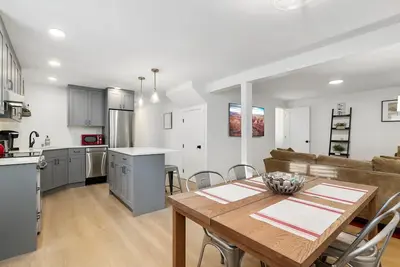 Image de Grand appartement privé. Un pâté de maisons de Burke Gilman & Bus. . 5m aux enfants