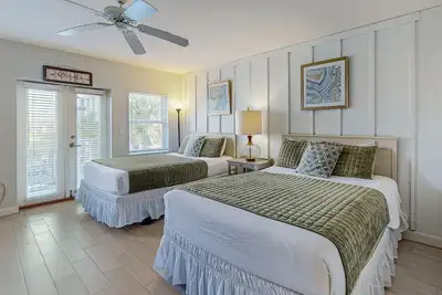 Image de Condo confortable avec kitchenette, Wi-Fi gratuit et câble gratuit - à pied de la plage!