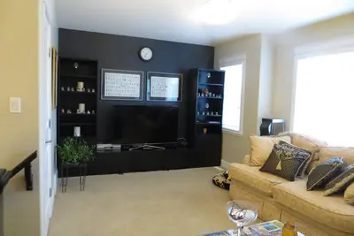 Image de Tout dépend de l'atmosphère. Notre maison est immaculée et décorée avec goût. 20 minutes de l'aéroport. Vous allez adorer notre maison à cause du concept ouvert, du confort, de l'emplacement. Il est idéal pour les couples, les aventuriers en solo, les. .