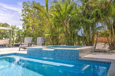 Image de Accès rapide via Vaca Cut! Dockage, espace extérieur, tonnes de stationnement!