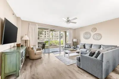 Image de Super condo à quelques pas des eaux du golfe + bain à remous et piscine partagés!