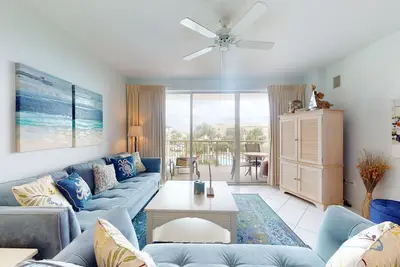 Image de Escapade spacieuse avec vue sur le golfe, balcon, accès à la plage et courts de tennis!