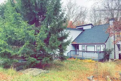 Image de Comfortable house with a private hot tub in Poconos