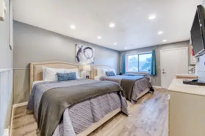 Image de Studio de motel acceptant les chiens avec cuisine situé près de la plage et du centre-ville!