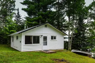 Image de Cottage rénové au bord du lac, bain à remous, jetée de pêche, bateaux, motoneige hors propriété
